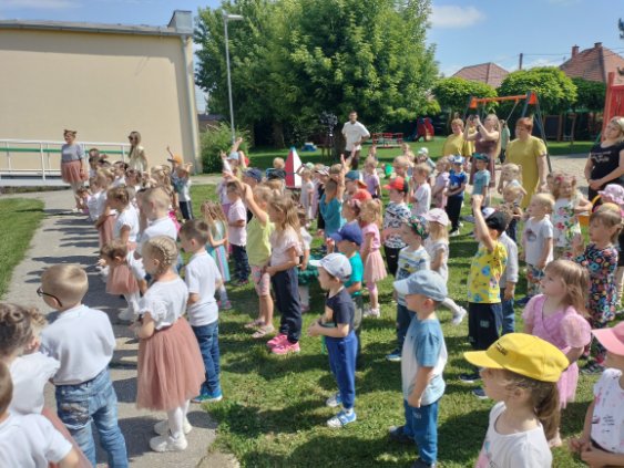 Záber na škôlkarsku záhradu, kde sú tancujúci drobci dívajúci sa pódium.